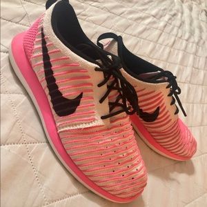 Nike Roashe Flyknit kids 4.5 women’s 6 shoes